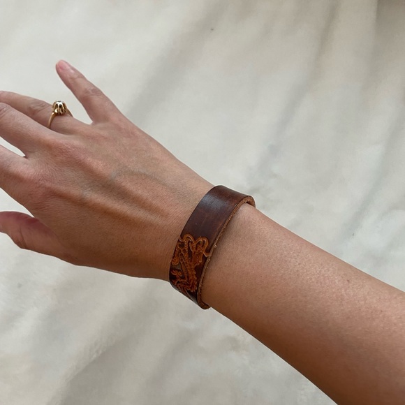 Artisan crafted leather bracelet. - Picture 3 of 6